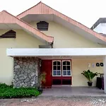 Oyo Living 2604 Elicia Kost